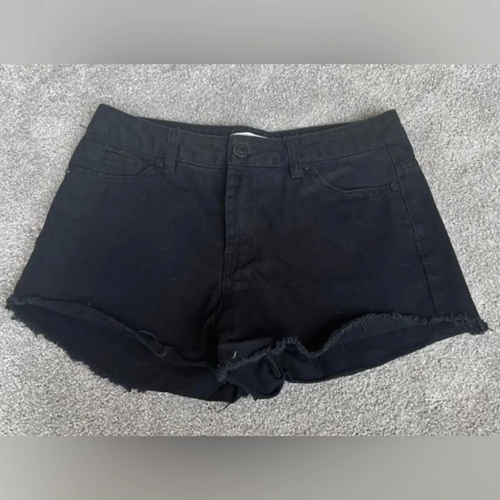 Refuge Black Cutoff Jean Shorts - Picture 2 of 4